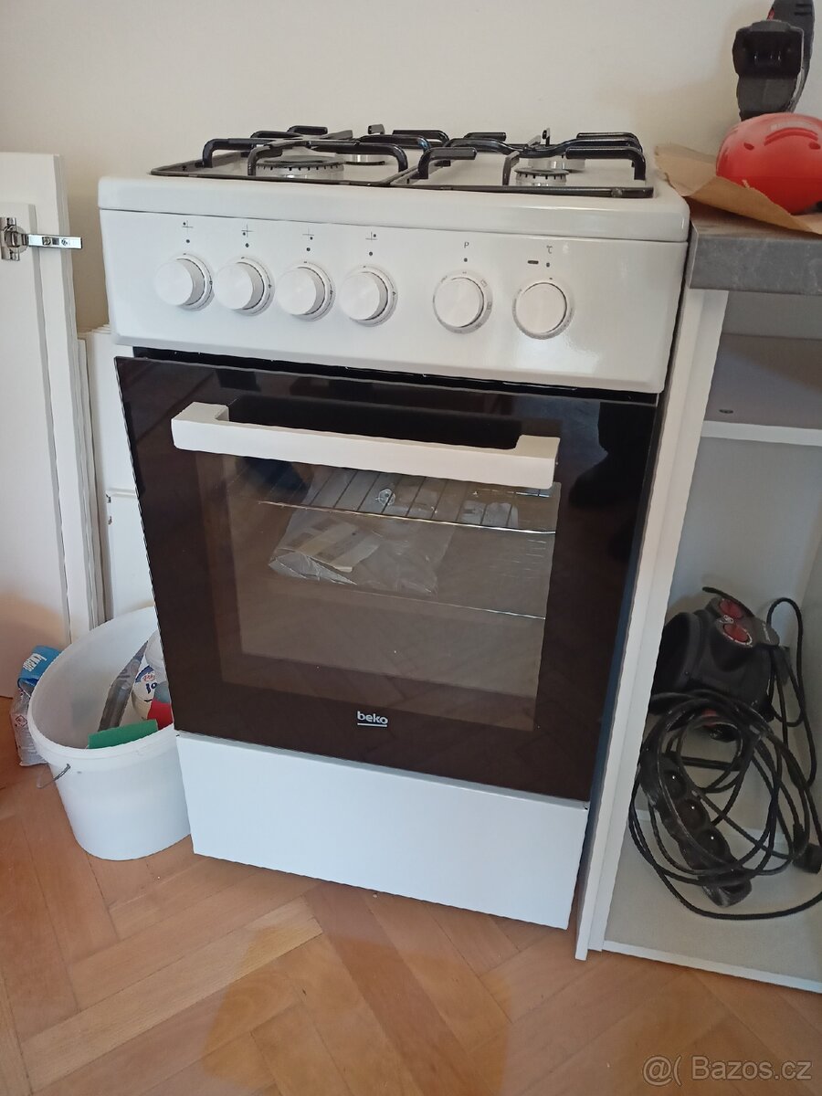 Sporák BEKO FSM 52020 DW