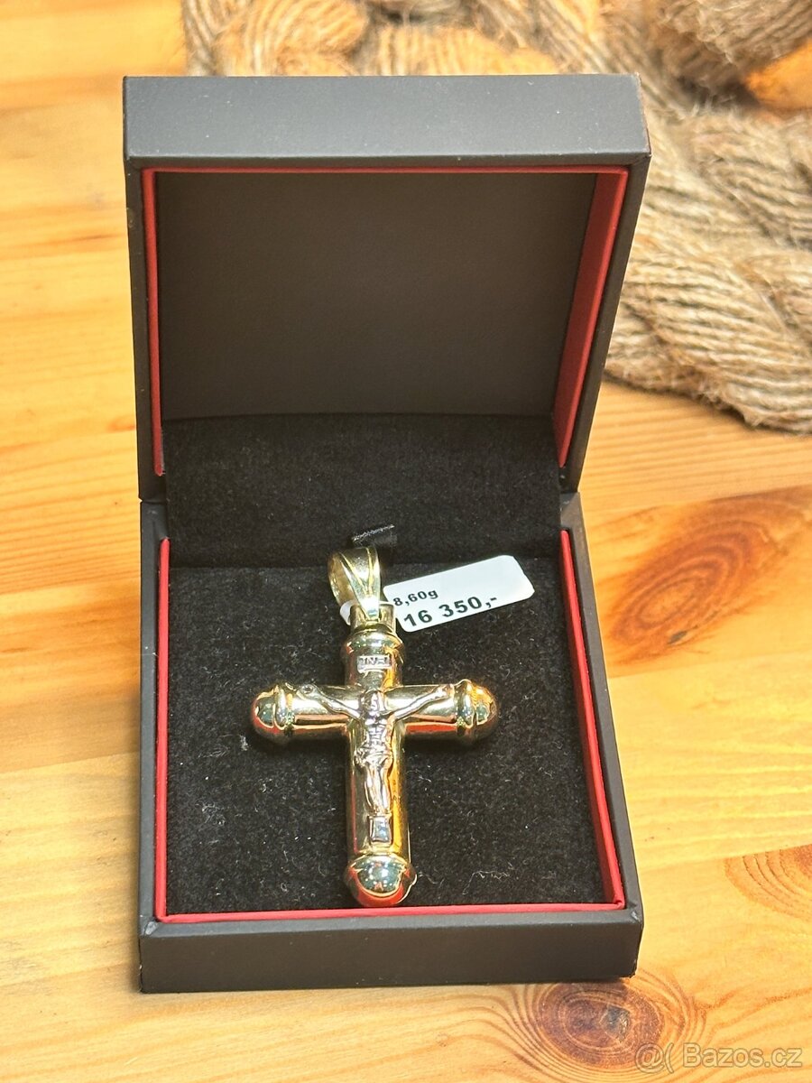 Zlatý přívěsek kříž 8,60g