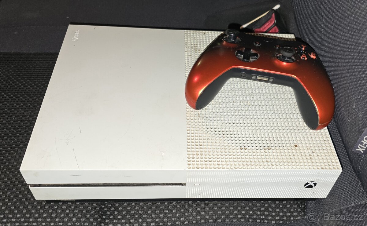 Xbox One S s ovladacem