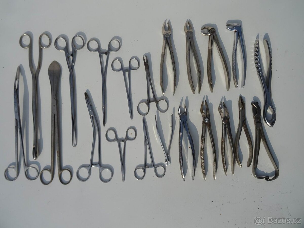 Staré cirurgické nástroje .