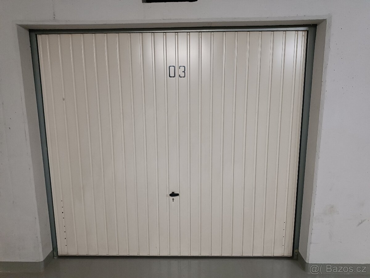 Výklopná garážová vrata