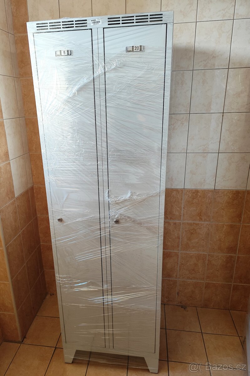 Kovové šatní skříně na soklu