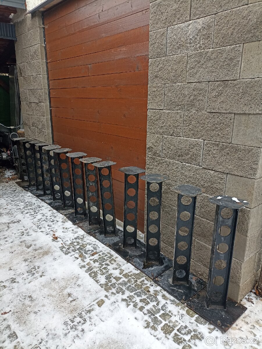 13 ks masivní kovové sloupky