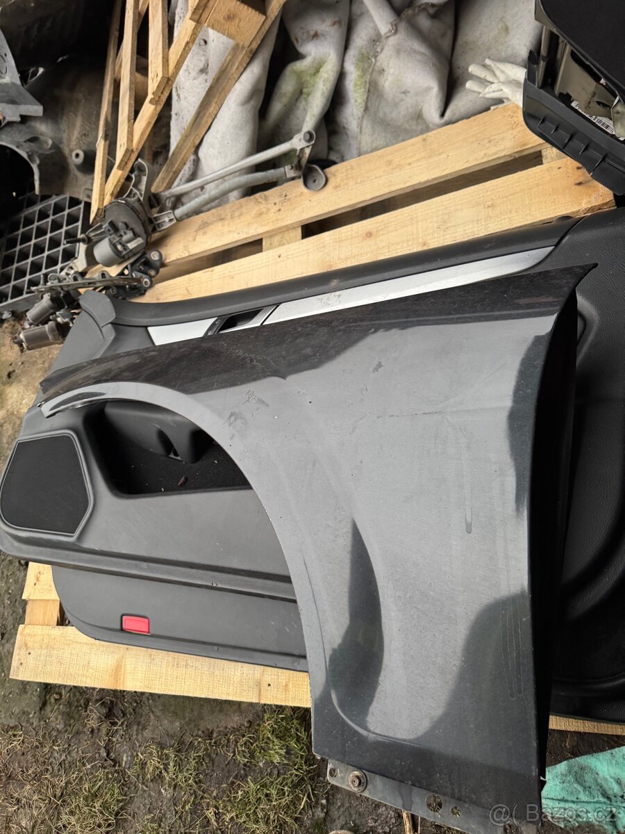 Levý Blatnik Mercedes w204