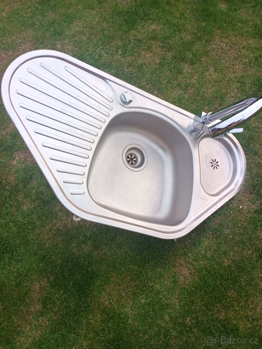 Rohový dřez FRANKE plus deska