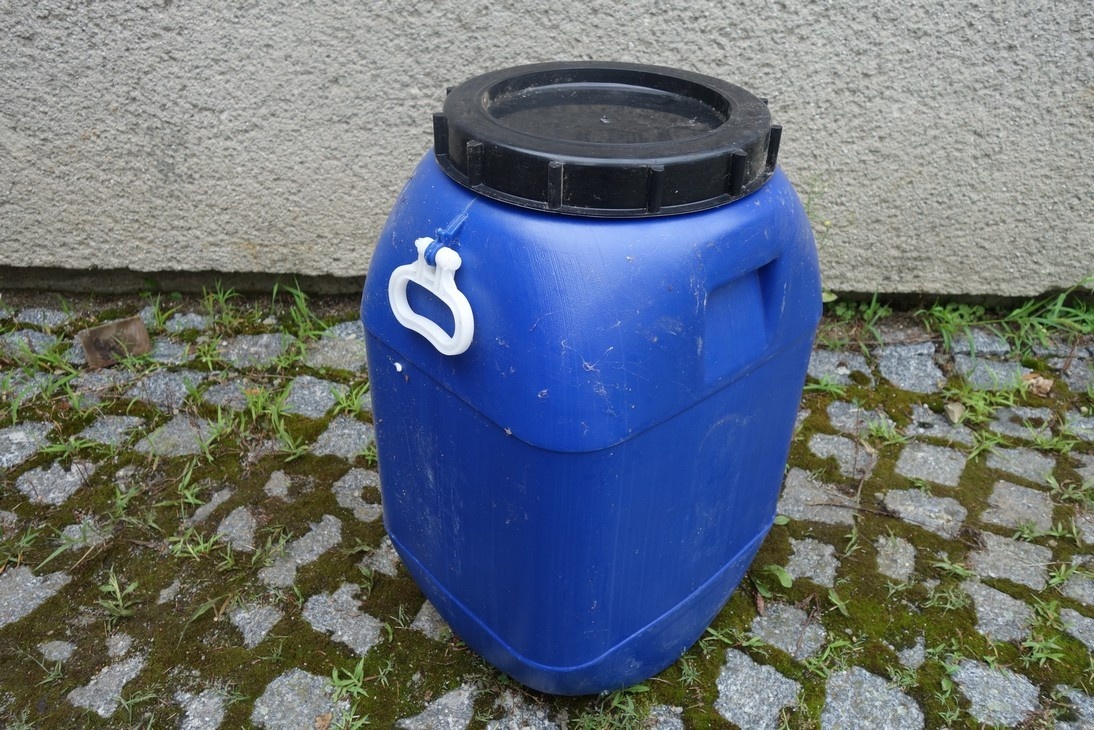 Prodám Plastový hranatý soudek s ušima 60 l