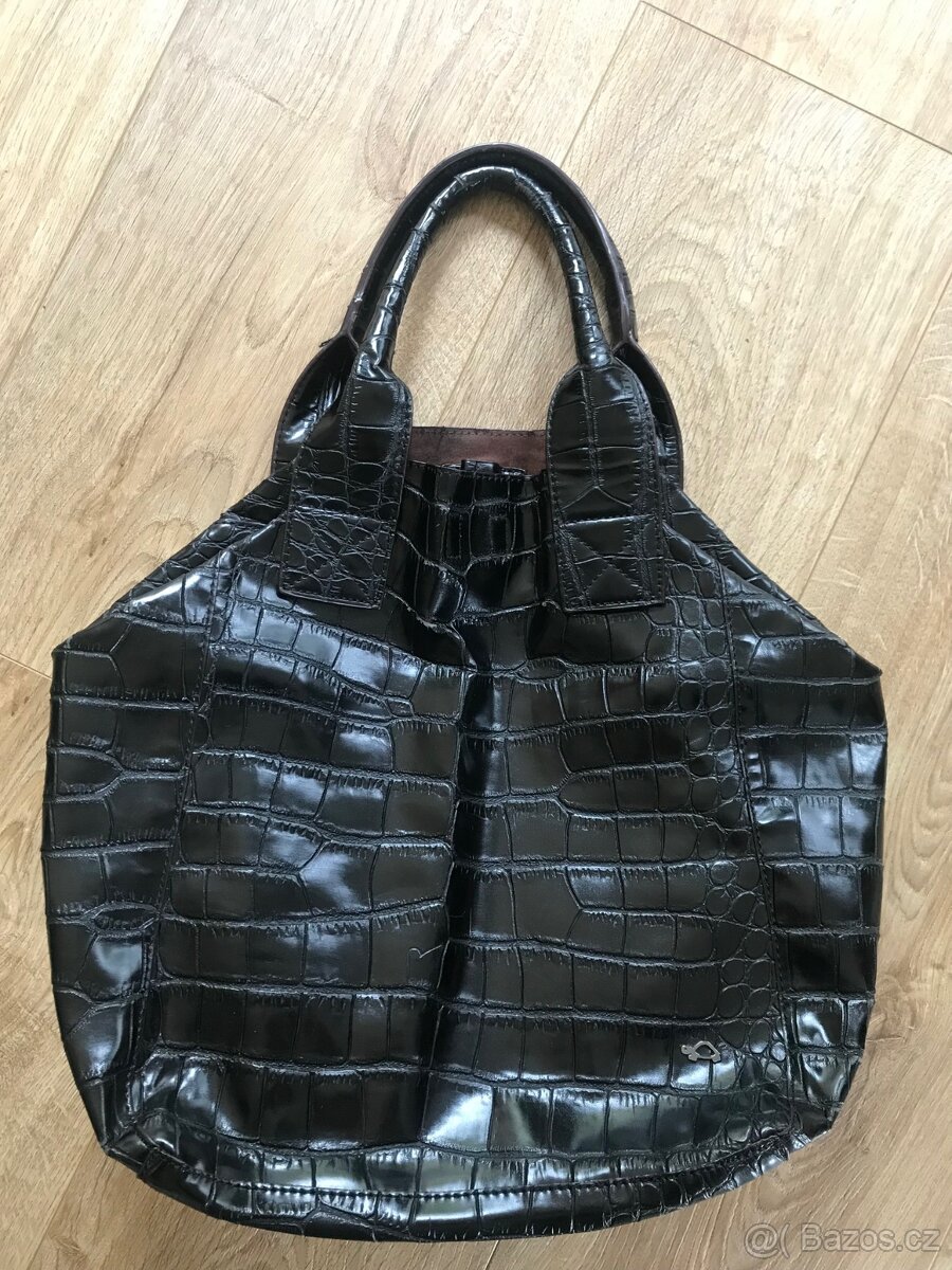 Dámská černá kabelka, šířka 41 cm, výška 36 cm