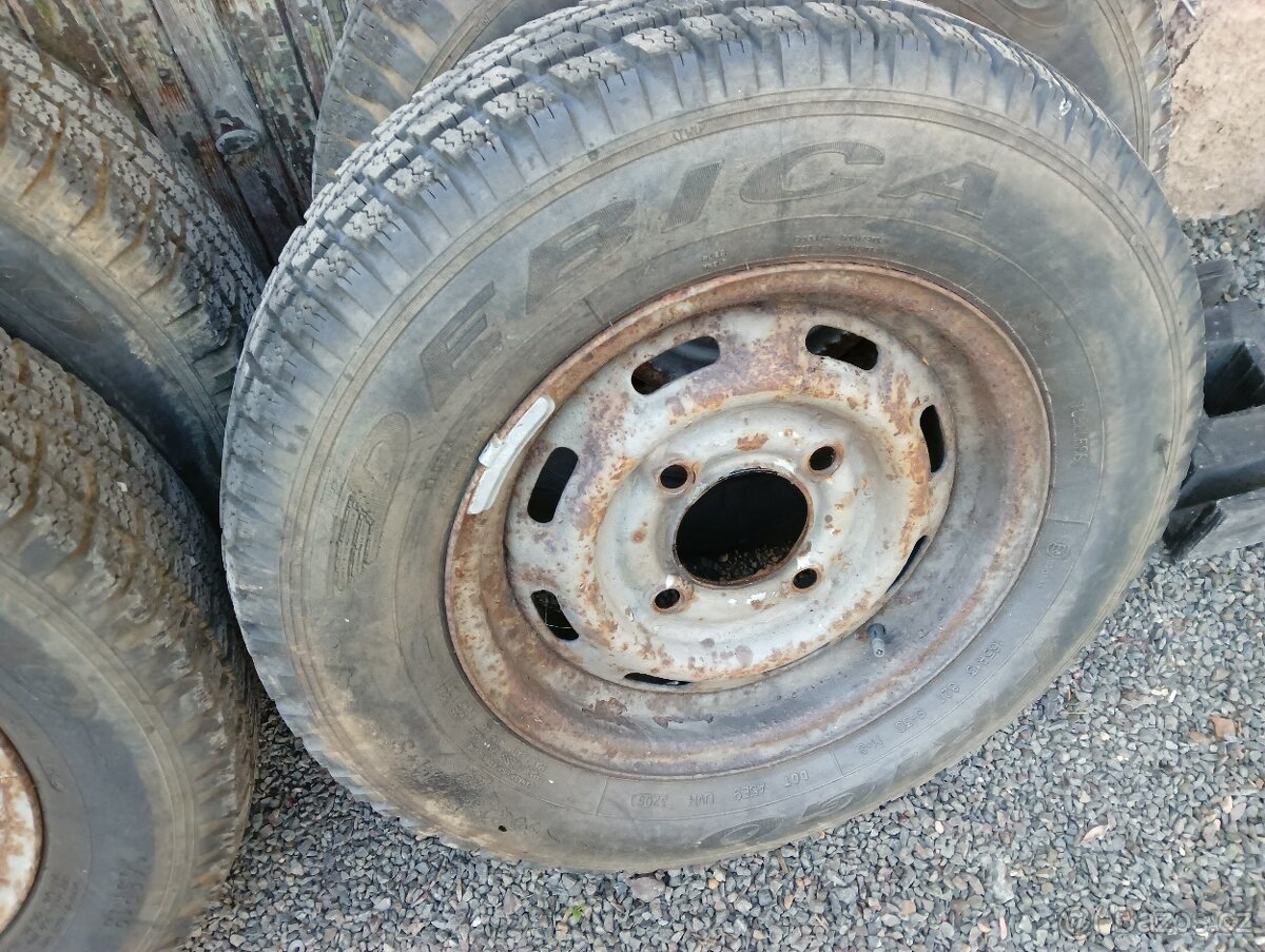 Staré obuté pneumatiky skoda105-120-130
