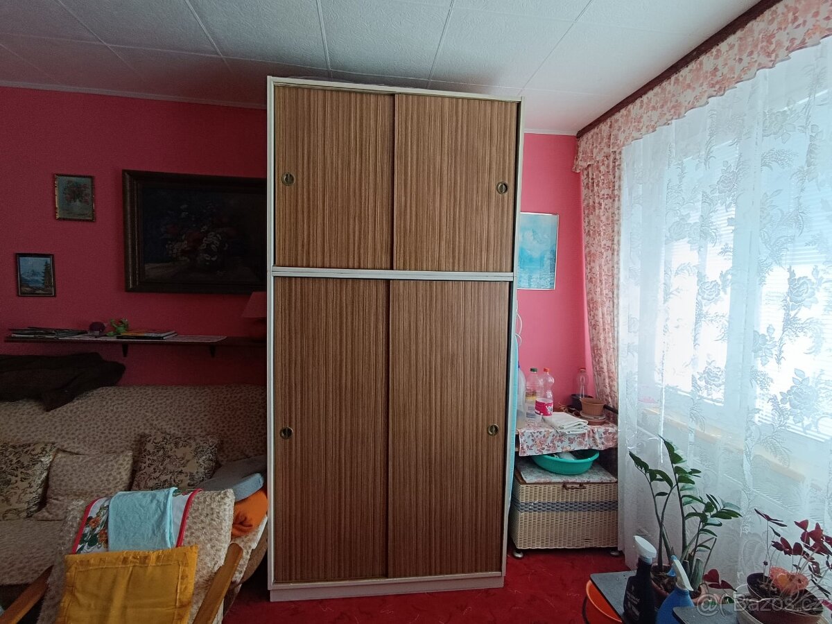 Zasupovaci skrin s nastavcem