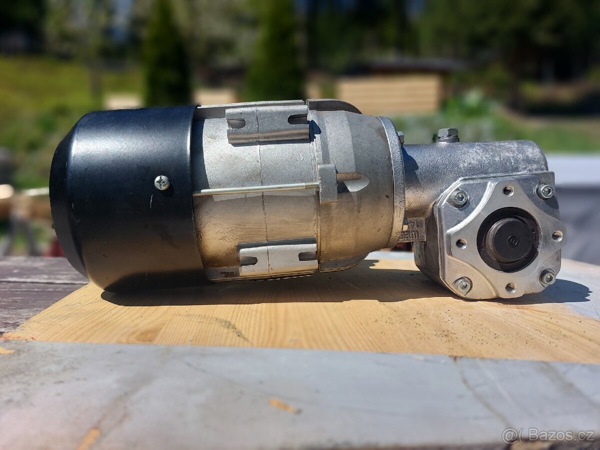 Elektromotor s převodovkou