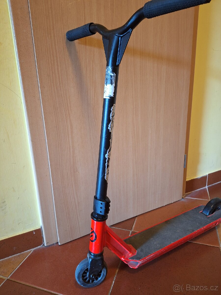 Dívčí koloběžka značky oxelo.