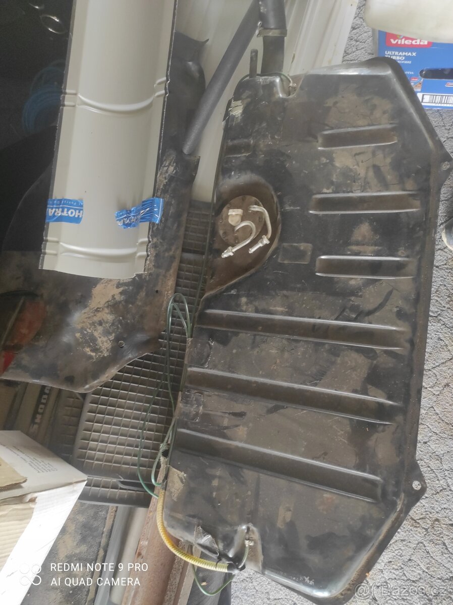 Nádrž lada niva