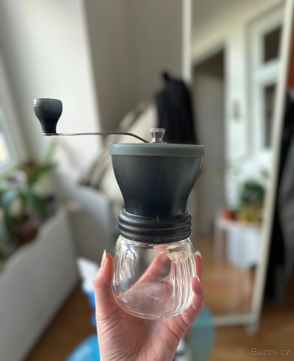 Mlýnek na kávu Hario