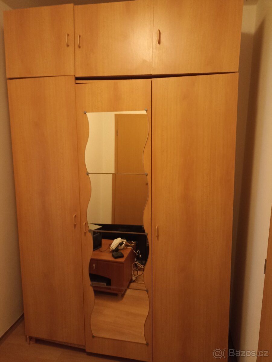 Daruji za odvoz velkou šatní skříň