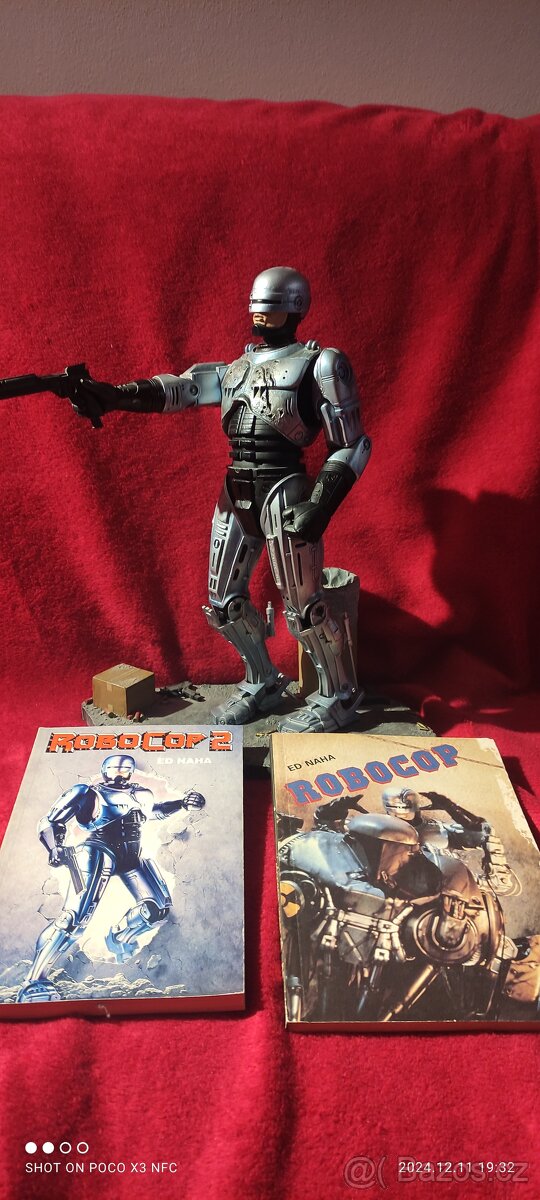 Figurka Robocop battle damaged mcfarlane + dvě knihy