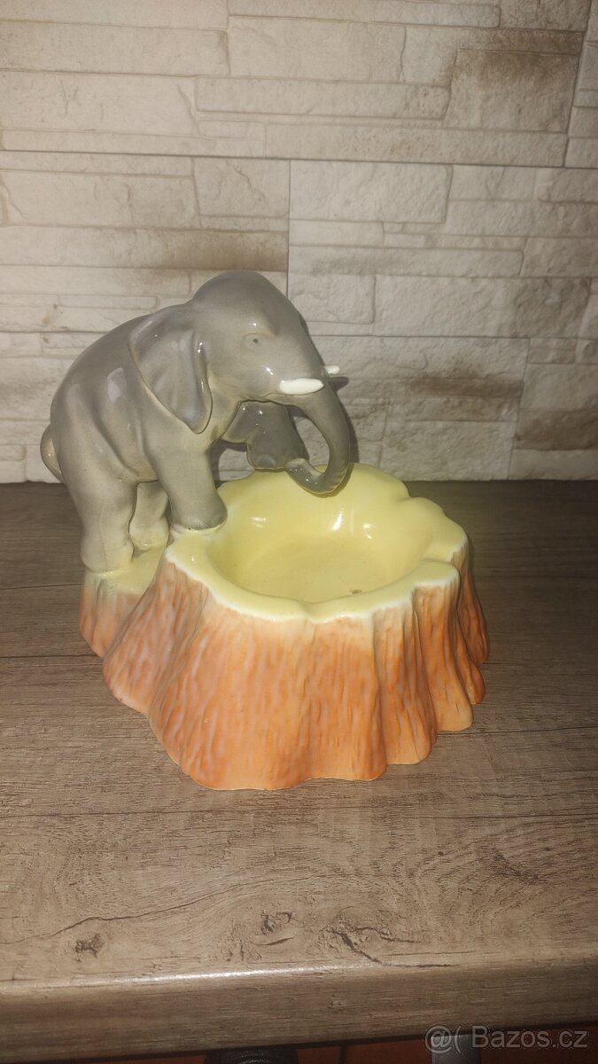 Porcelánový popelník