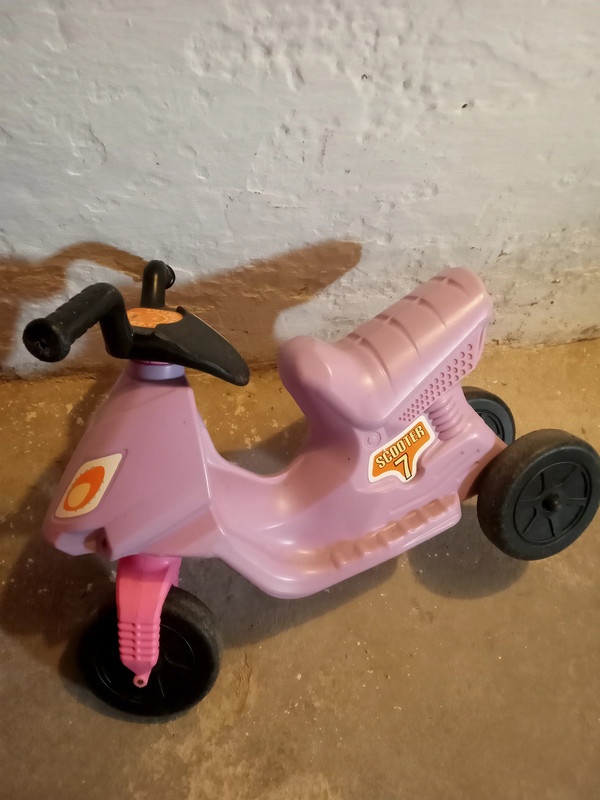 Fialové odrážedlo, výška sedátka od země 32 cm