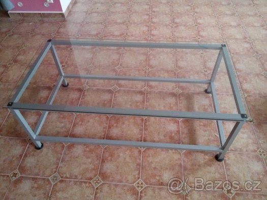 Výstavní skleněný stůl
