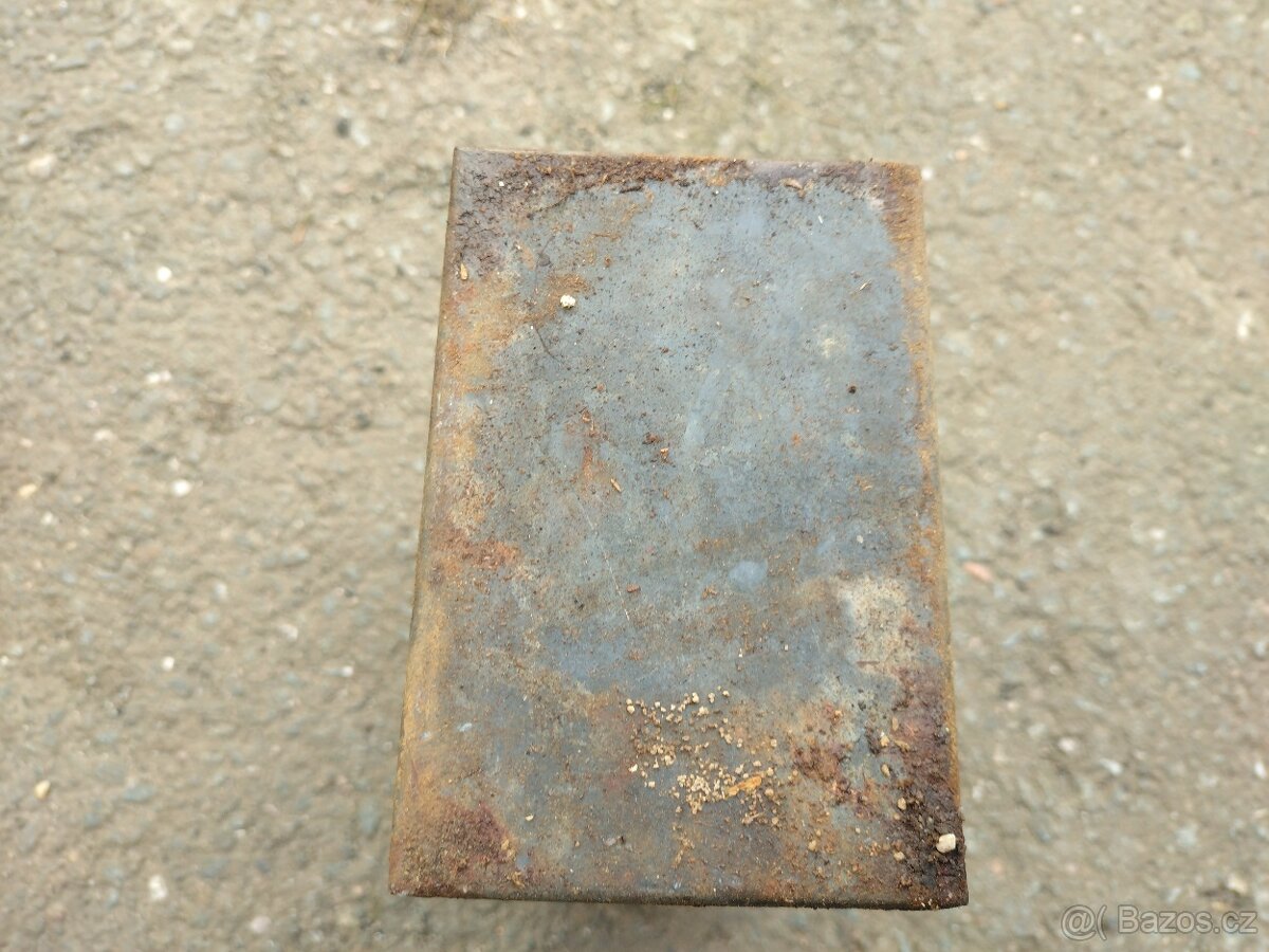 Starý kanystr od oleje