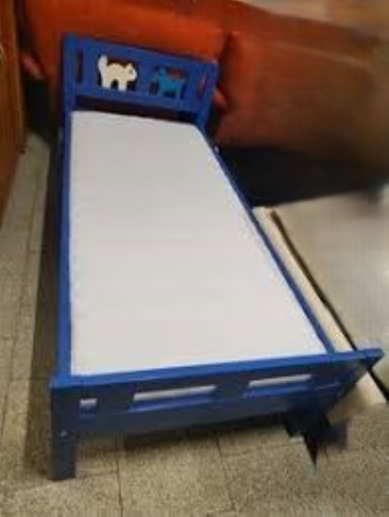 Modrá postel IKEA KRITTER
