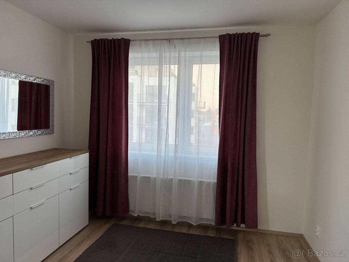 Set 2 typů závěsů + garnýž dvoj. s příslušenstvím