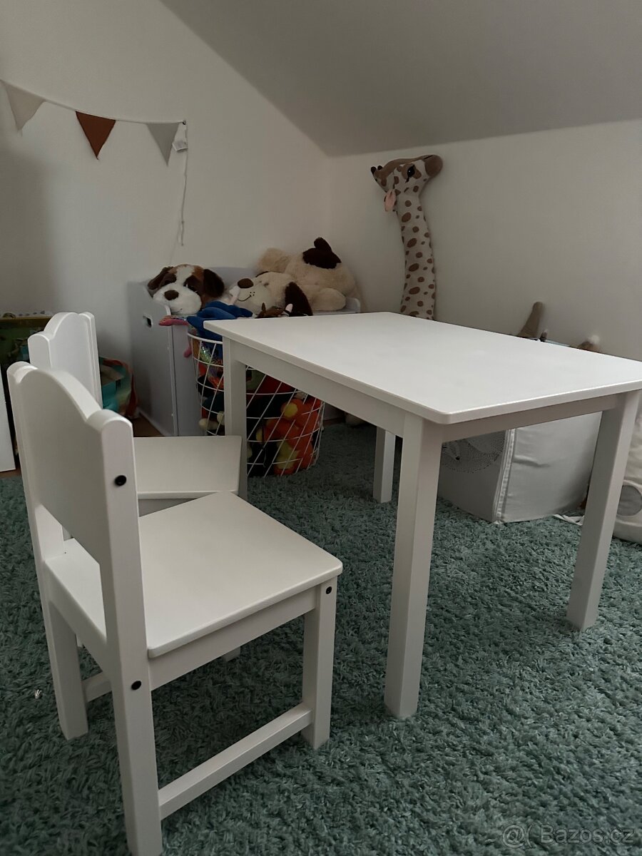 Dětský stoleček a 2 židle IKEA