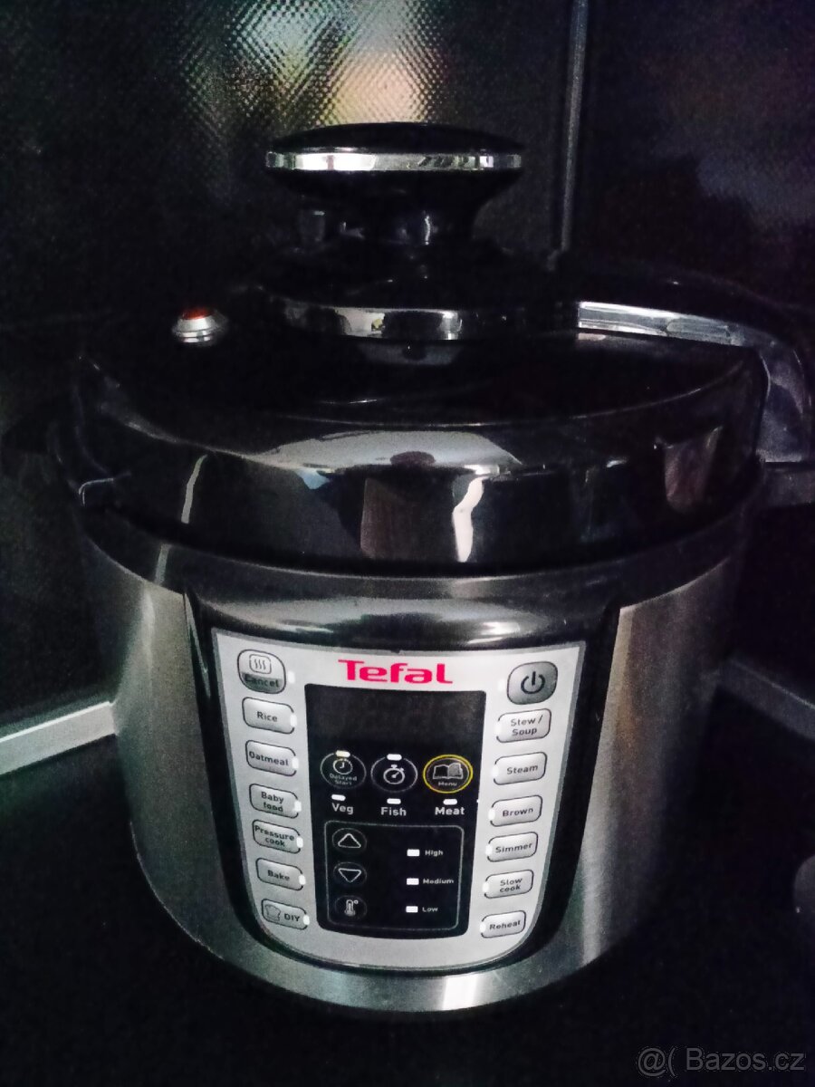 Tlakový hrnec elektrický Tefal.