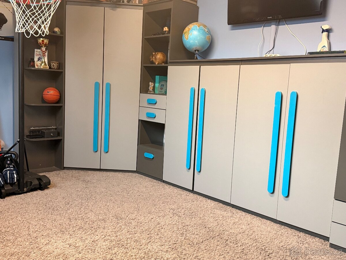 Dětský pokoj, postele, skříně, psací stoly, židle, tv