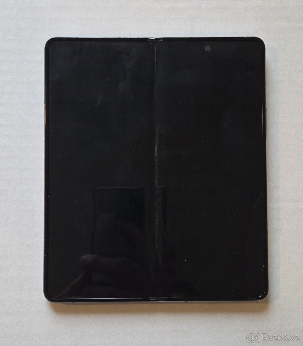 Samsung Galaxy Z Fold 4 poškozený