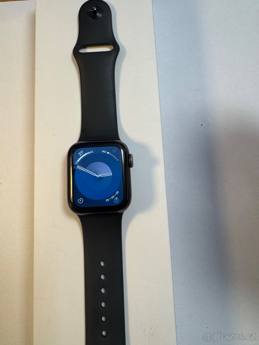 Apple Watch SE 44mm kondice baterie 71% poškrábane sklo LCD