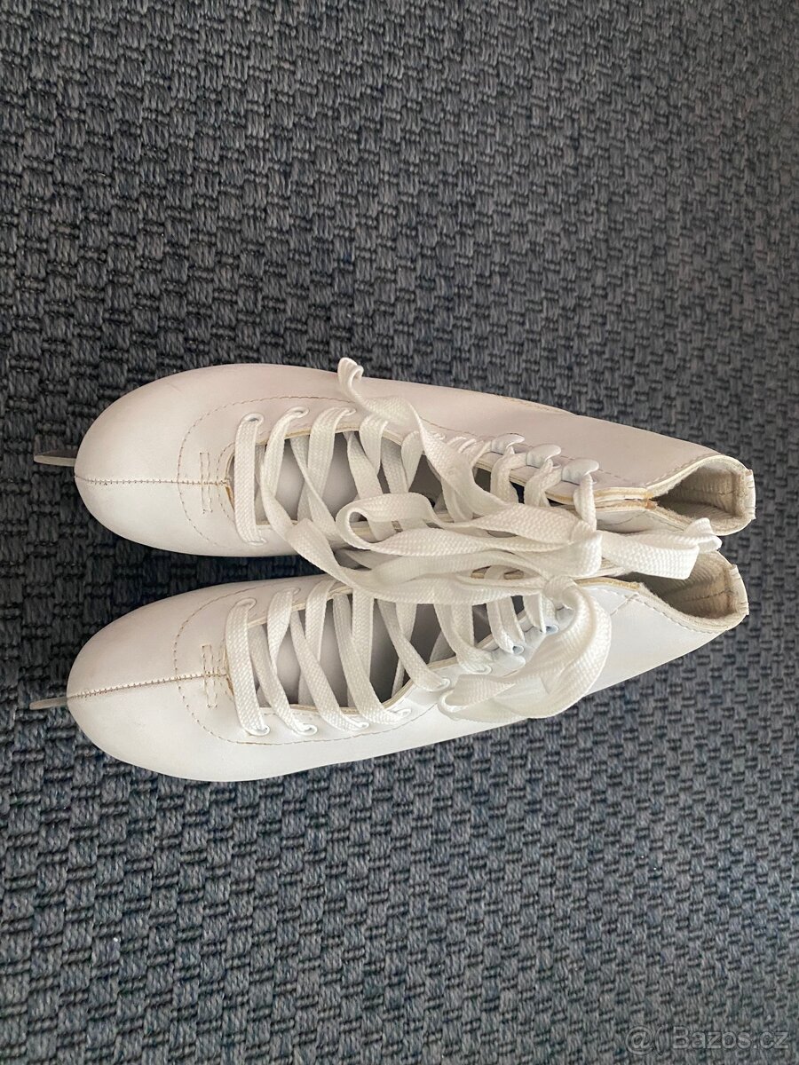 Dívčí lední brusle