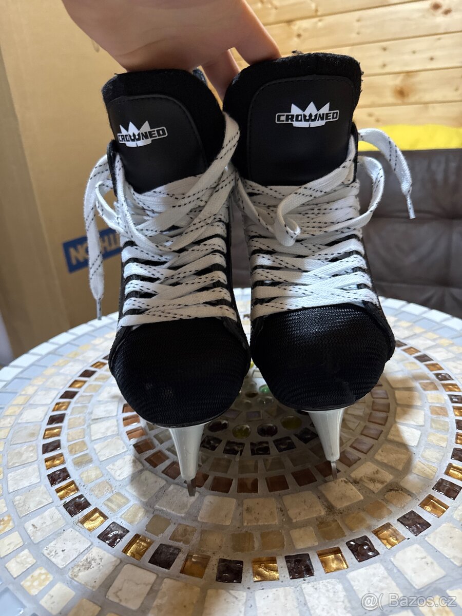 Dámské/Juniorské brusle CROWNED NODIN – EUR 38 (24.7 cm)