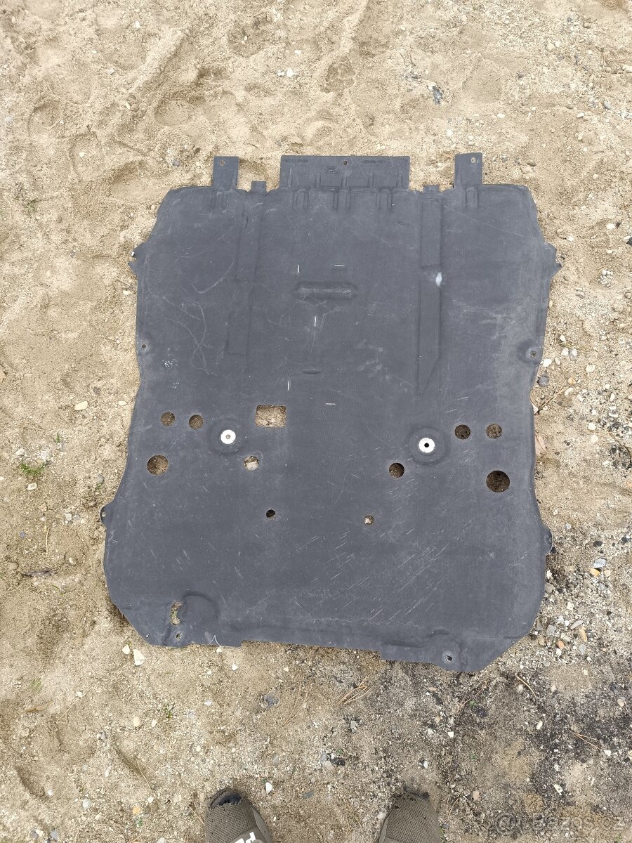 Plast pod motor 3008