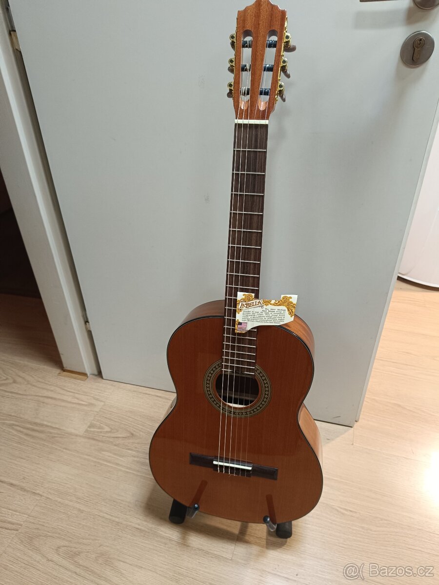 Prodám klasickou 4/4 kytaru Salvador Cortez- Kyjov