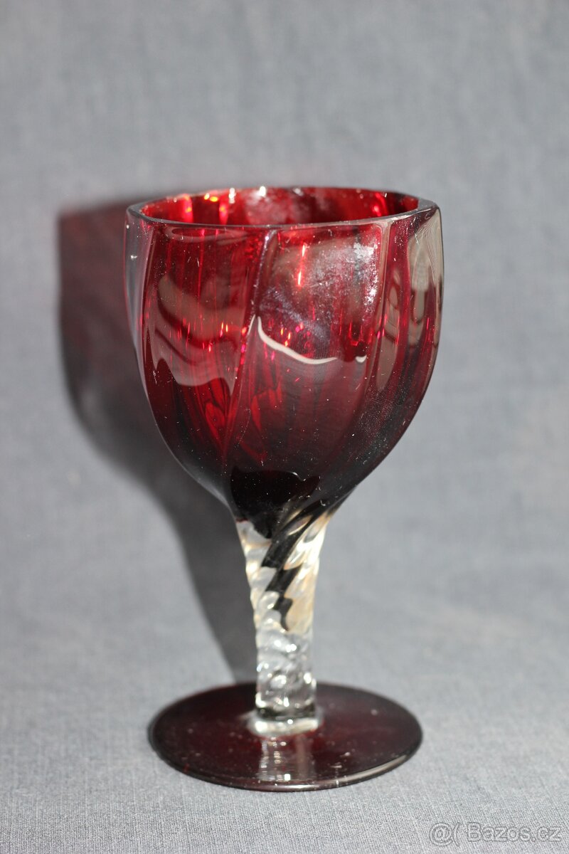 Sklenka na víno z kombinace rubínového a průzračného skla