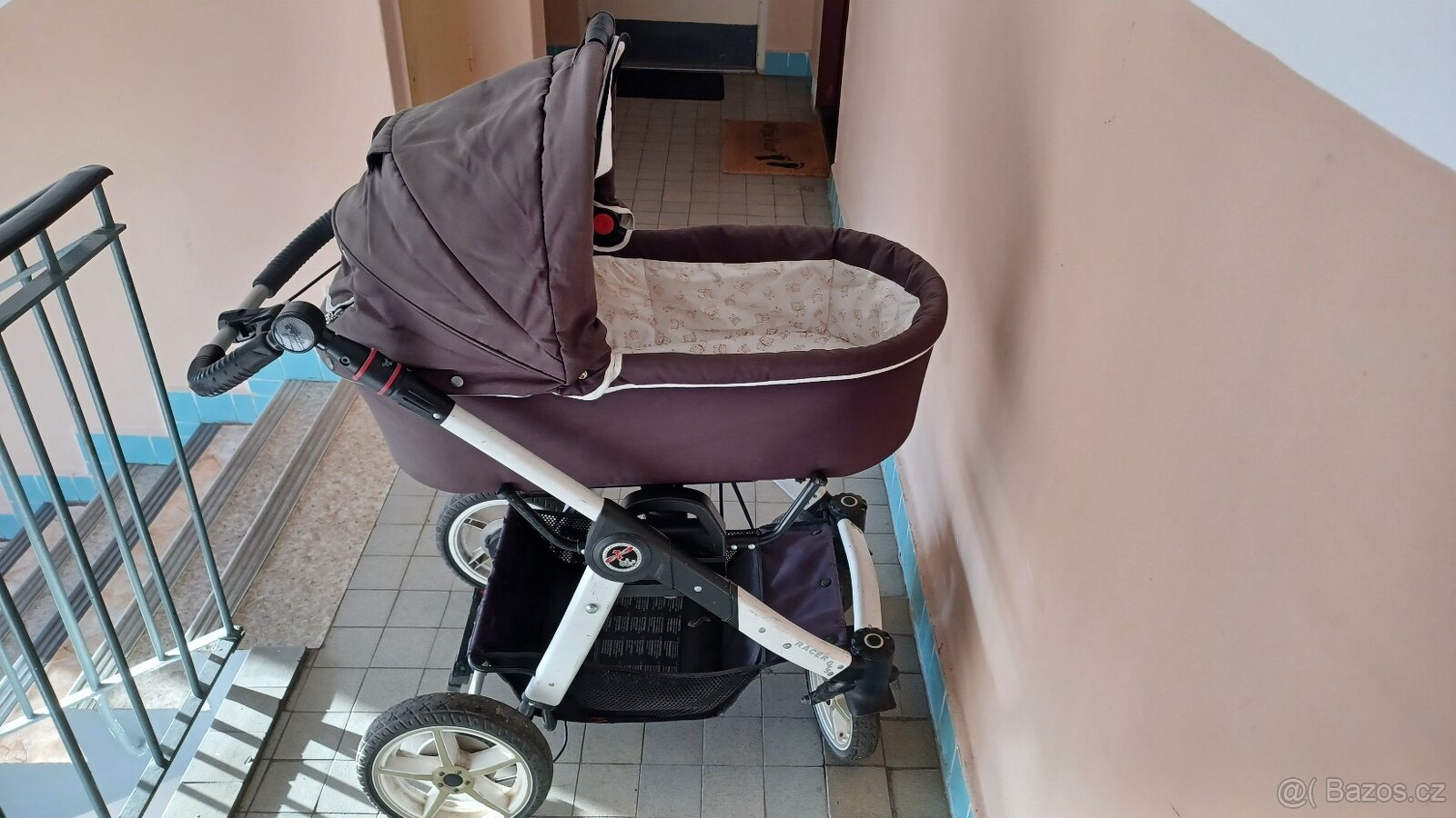 Kočárek s ruční brzdou