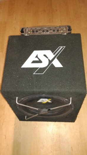 Subwoofer se zesilovačem a kabeláž