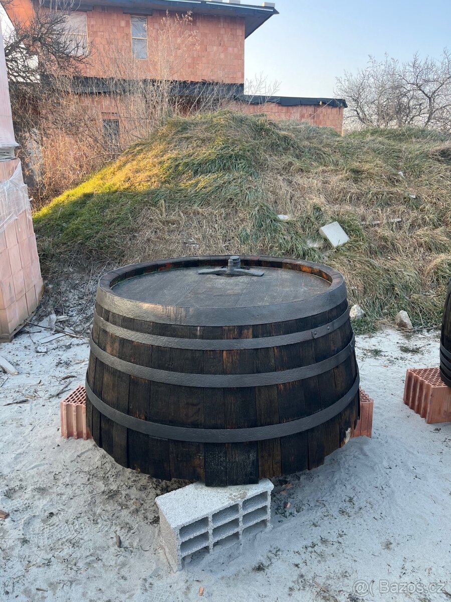 Dřevěné dekorační sudy