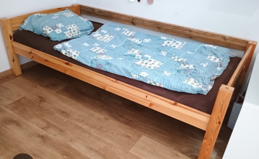 Dřevěné jednolůžko(NEPOUZIVANE) +MATRACE