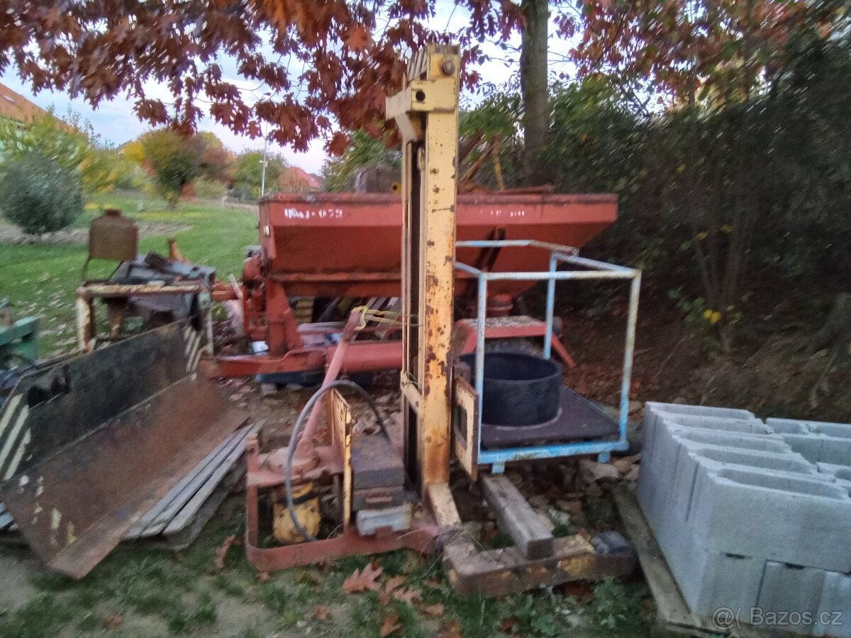 Zvedací zařízení z plošinou