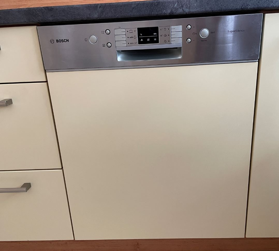 Vestavná myčka bosch s nerezovým panelem