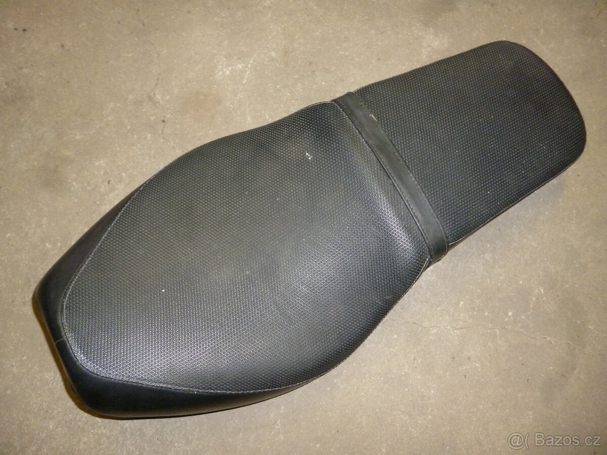Suzuki LS 650 Savage. Sedadlo. rok 2000