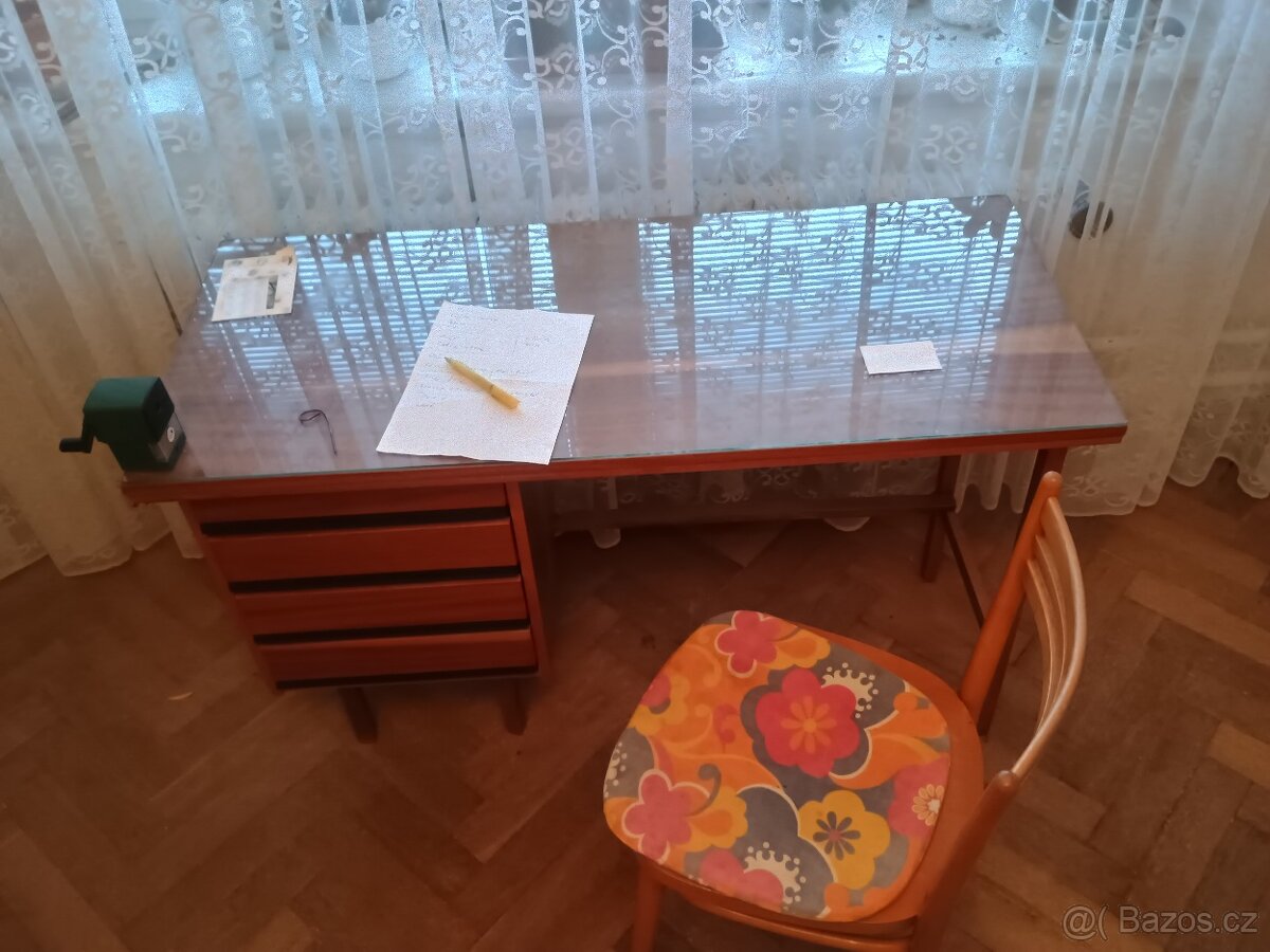 Psací stůl
