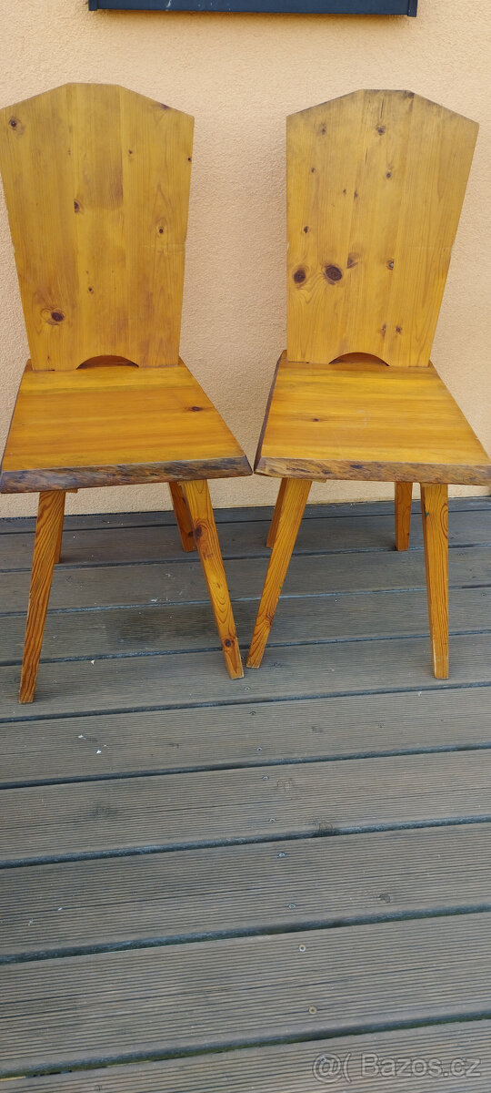 dvě židle z masivu