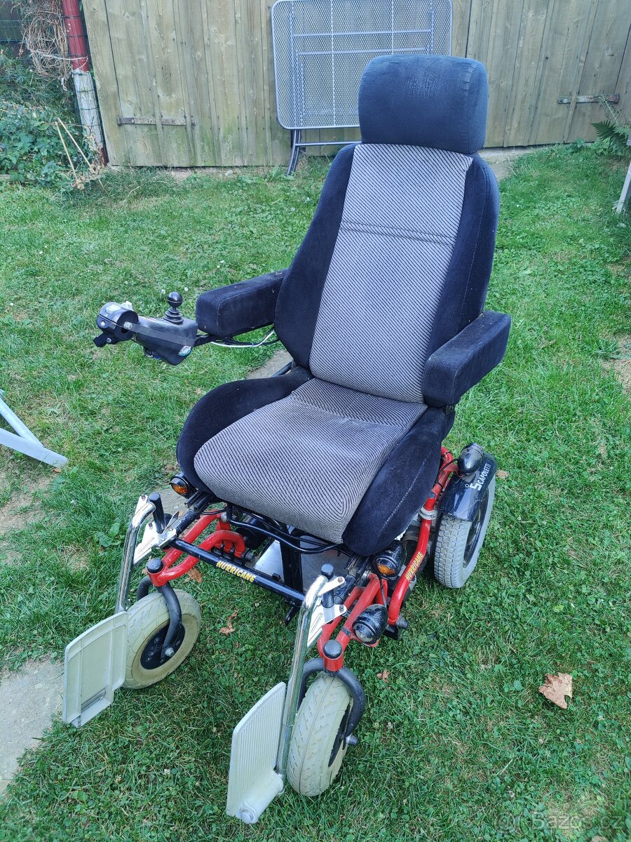 Repasovaný Elektrický invalidní vozík se světlomety a blinkr