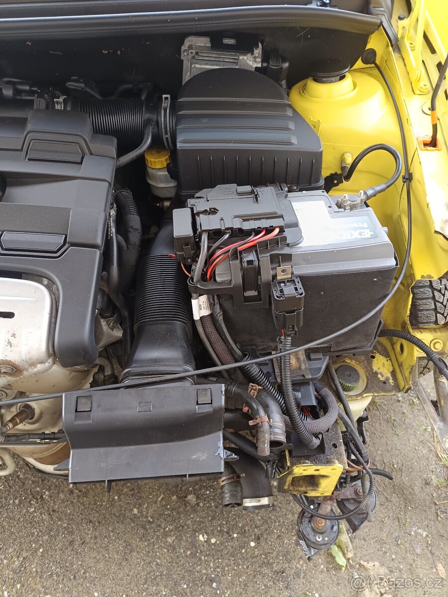 Škoda fabia 2 díly z motoru a jeho příslušenství.