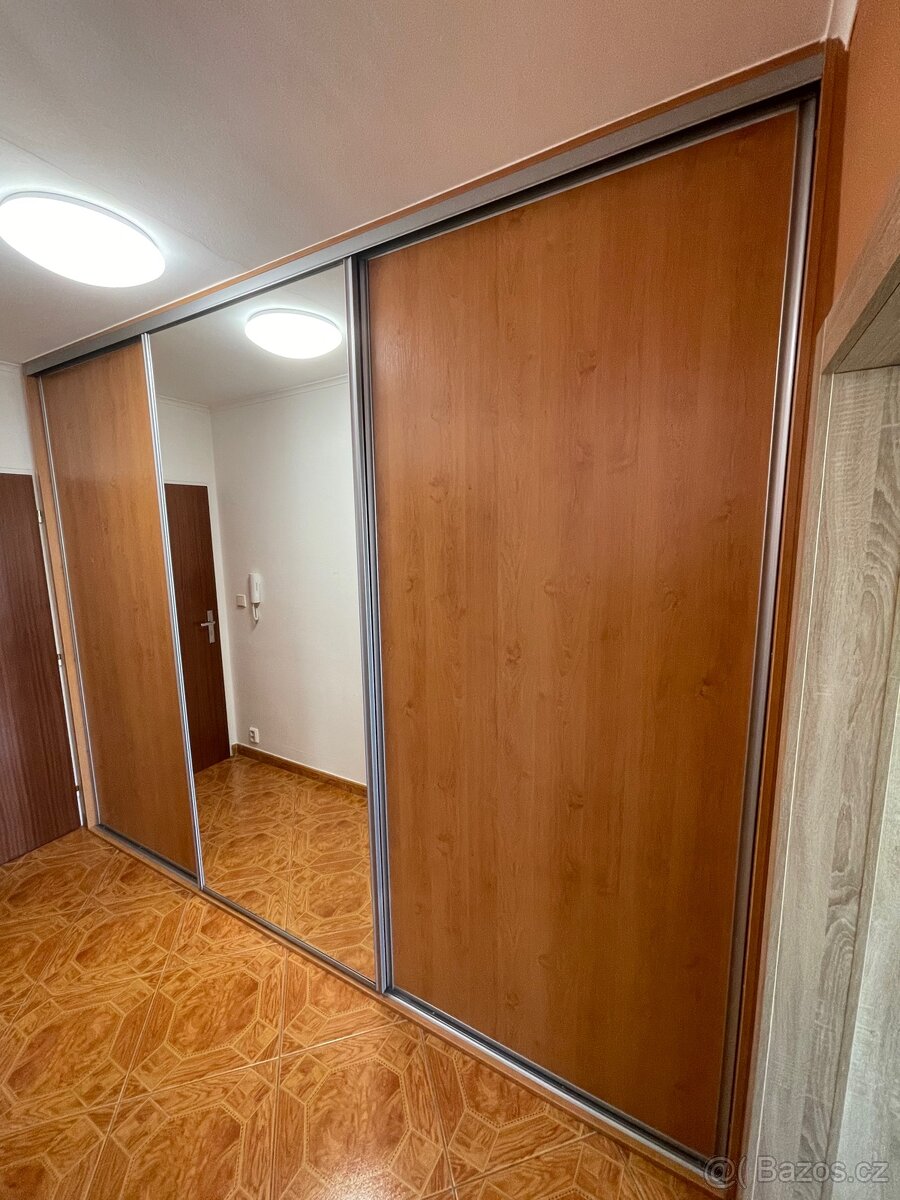 3x Posuvné dveře od skříně vč. kolejnic - Praha