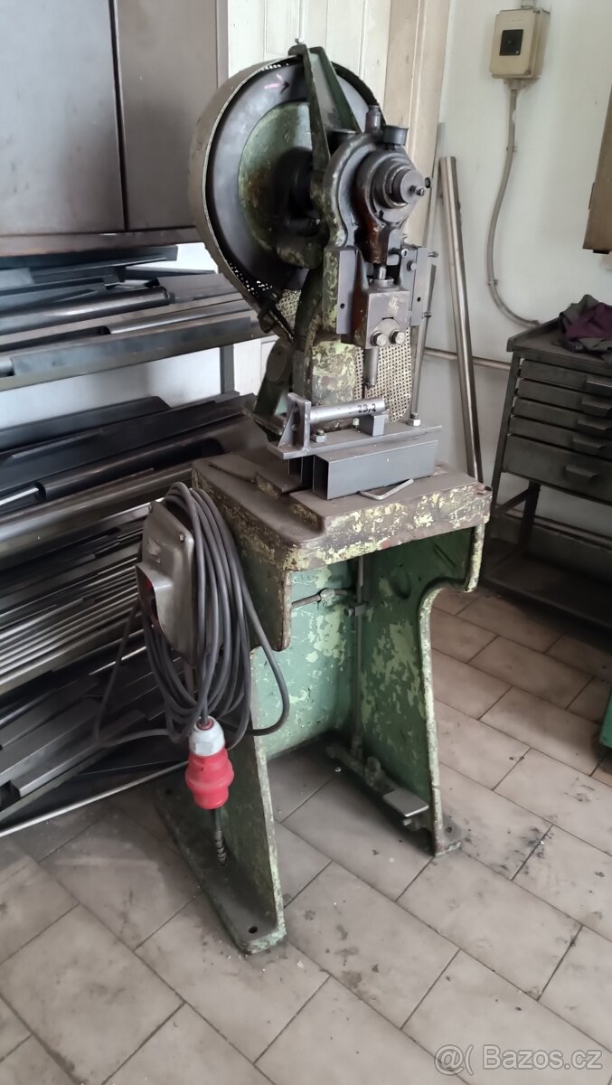 Výstředníkový lis ,malý v chodu