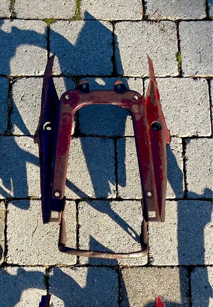Jawa ČZ 125 175 kývačka - podsedlový rámeček
