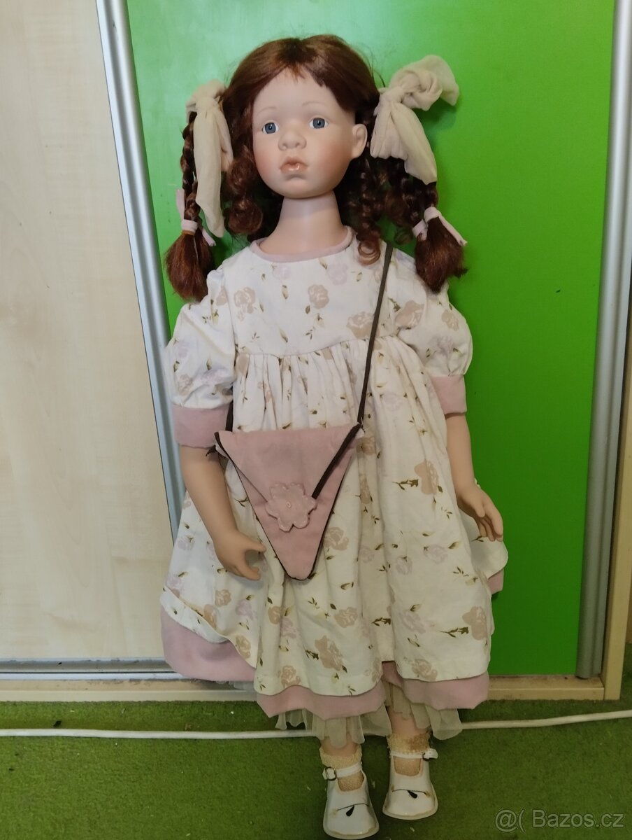 Porcelánová značená panenka